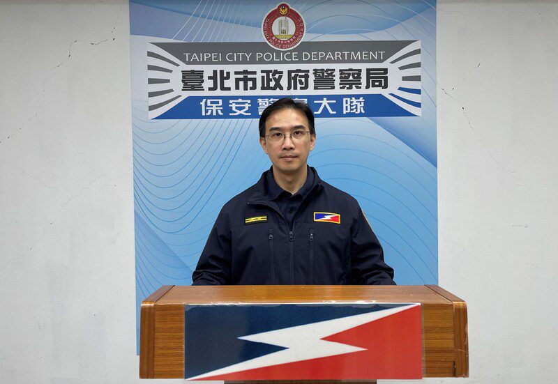 保大警徒手移車守護交通 民眾大讚即時伸援