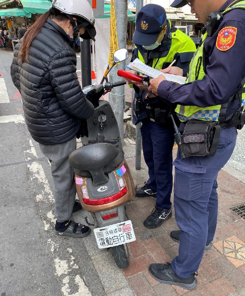 旗山監警聯手出擊 無牌微電車重罰不留情