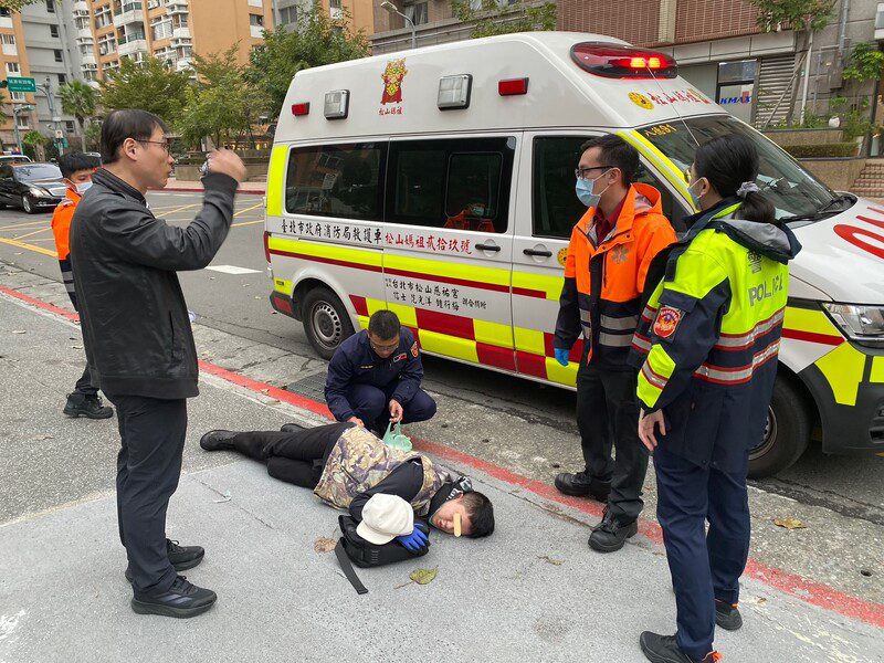 保大警員急救倒地民眾：警覺力與行動力獲市民讚許