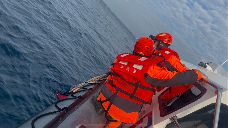 驚險落海 高雄海巡隊急馳現場挽回一命