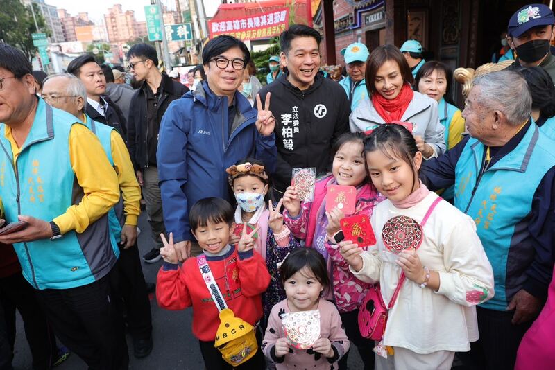 蛇年小紅包發放人氣爆棚  陳其邁連五廟親送