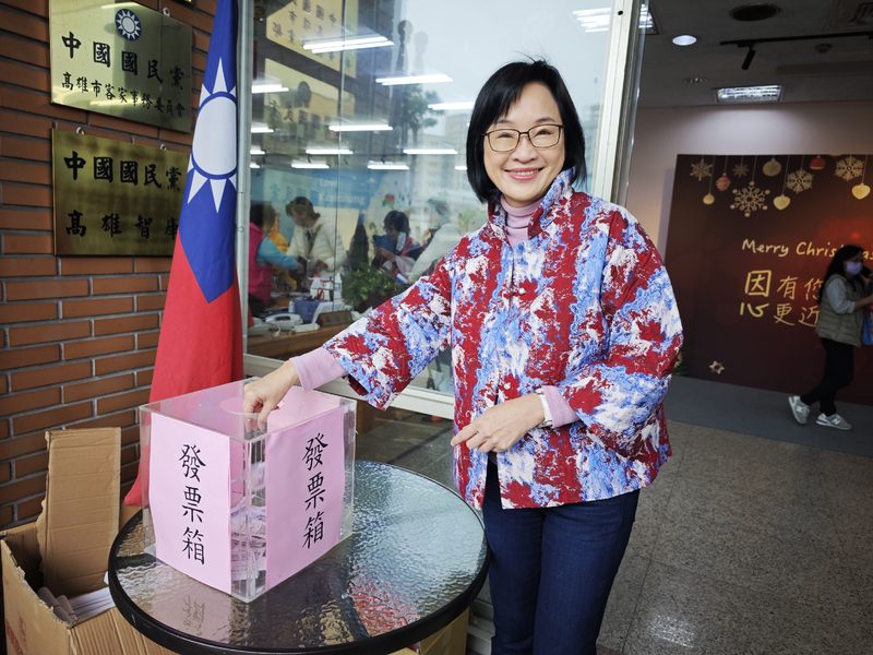 捐發票做公益免費贈春聯 柯志恩揮毫祝高雄市民 大賺錢