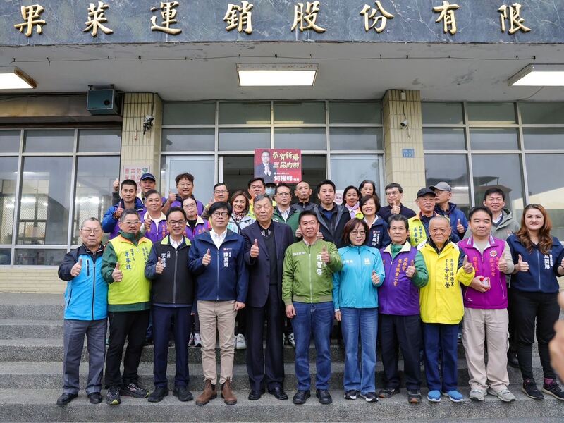 拜早年送春聯 陳其邁巡視果菜市場傳遞年節暖意