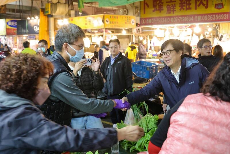 關心年前農產品供應情形 陳其邁早起巡訪鳳山、高雄果菜市場