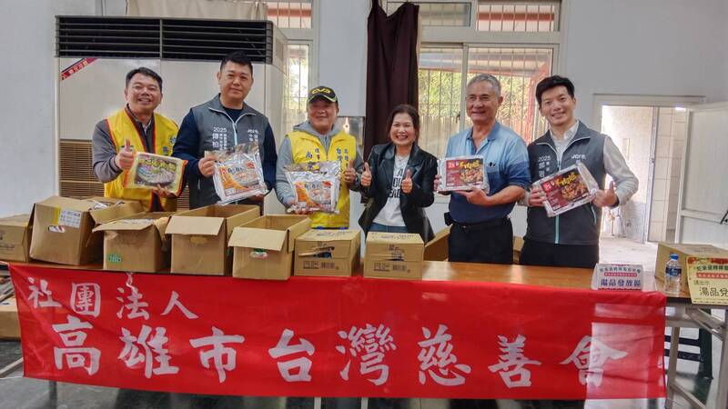 陳若翠攜手公益團體 送烤雞與物資暖化仁武寒冬