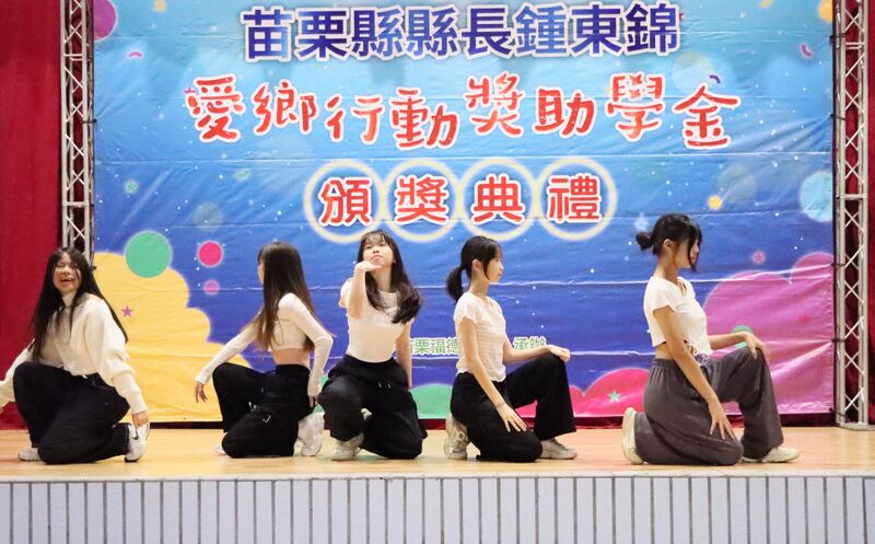 鍾東錦愛鄉行動6年捐600萬，助1,200名苗栗學子圓夢