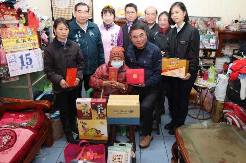 苗栗縣「溫暖迎春」 縣長鍾東錦親送年節關懷金到府