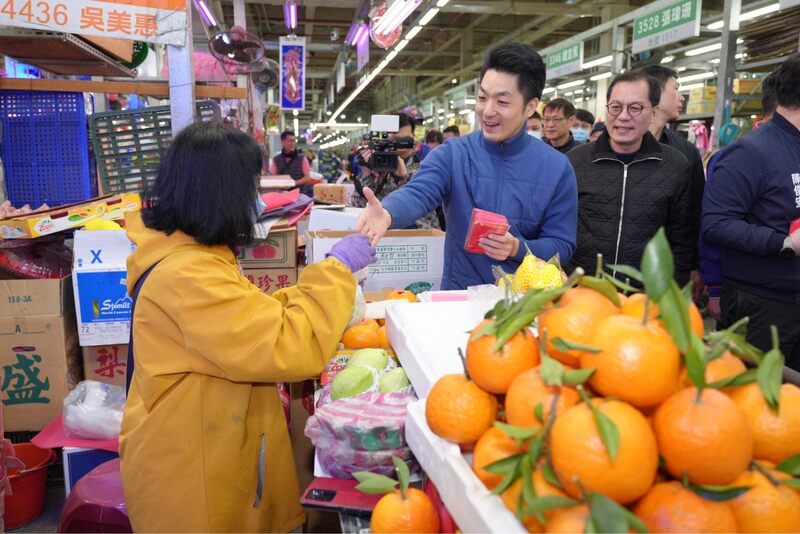 金蛇年暖心問候！蔣萬安視察批發市場發放發財金
