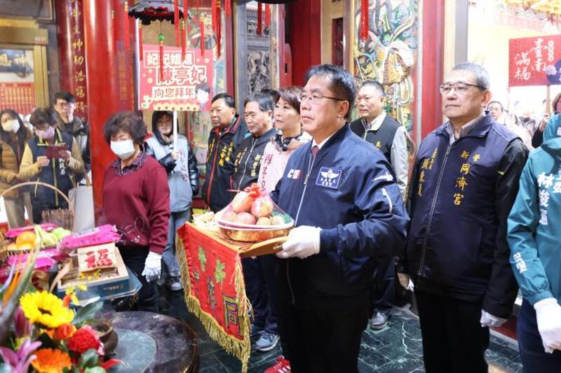 大年初一走春祈福 黃偉哲率團隊走訪廟宇 祈求臺南四境平安