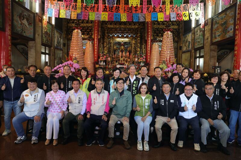 財源「蛇」進來！陳其邁走春參香 盼中央力挺高雄重大建設