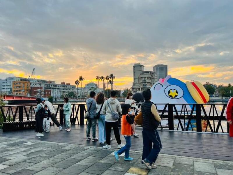 魚頭君現身台南運河 民眾搶拍打卡 參加活動還能抽福袋！