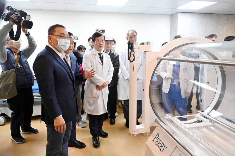 新北聯醫高壓氧治療中心啟用 侯友宜感謝捐贈 提升市民健康保障