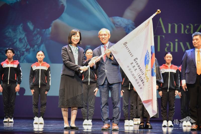 《魅力臺灣》巡演前奏熱烈登場！榮幼娥授旗祝福北美文化之旅