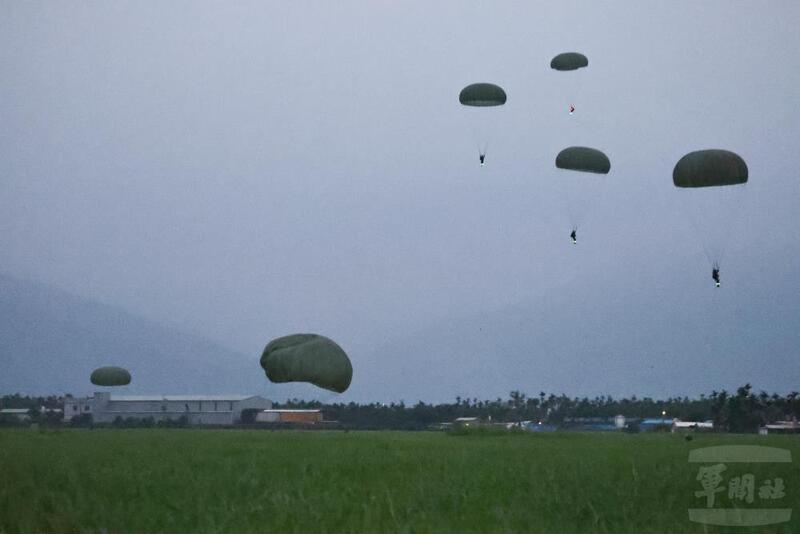 陸軍空訓中心夜間跳傘訓練　強化學員心理抗壓