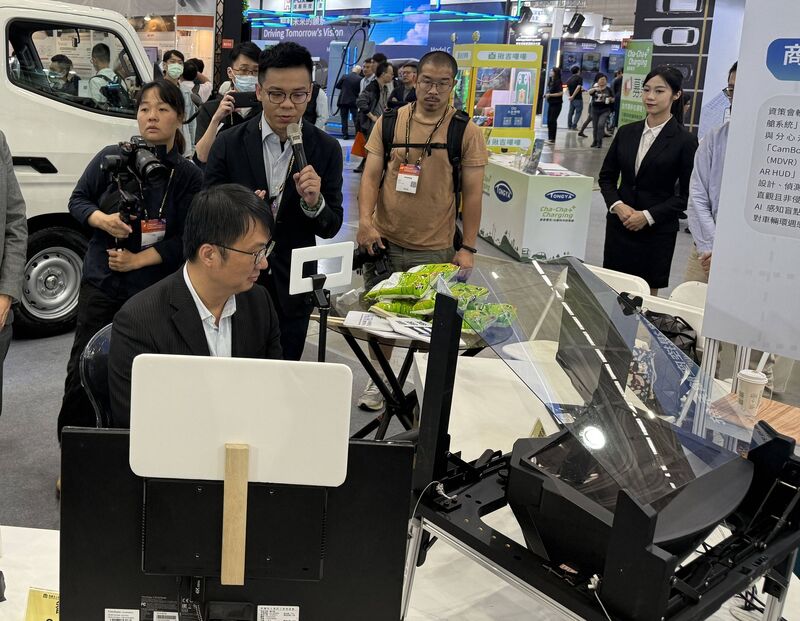 資策會發表臺灣首套大型商用車AI智駕座艙系統 2026年導入創造逾12億元產值