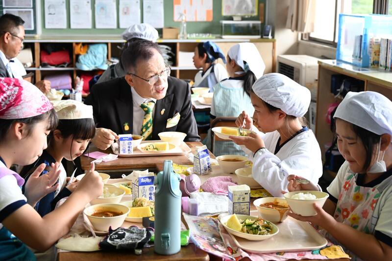 日校午餐吃鳳梨！台日農業合作再升溫 鳳梨甜度高品質優獲好評
