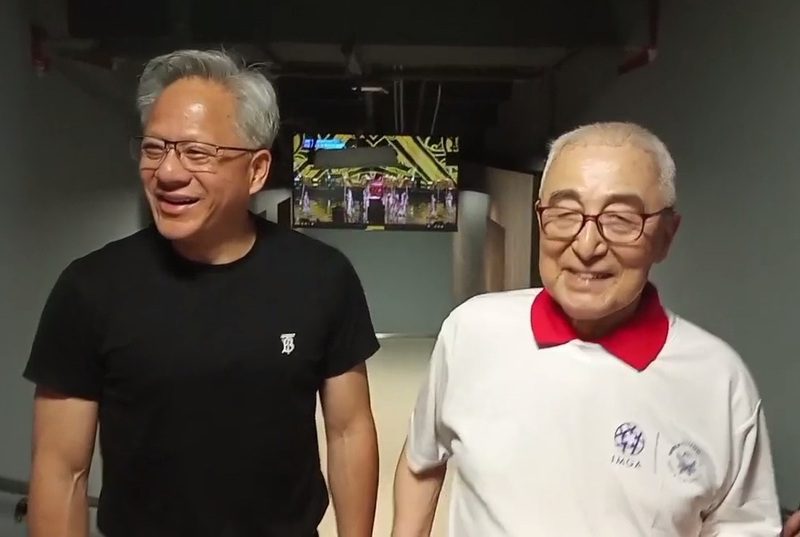 「多看美女」能長壽？104歲人瑞世壯運妙答黃仁勳，科學與幽默的完美碰撞
