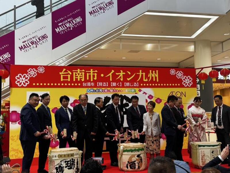黃偉哲赴熊本永旺力推台南農特產 與熊本熊合體行銷台灣味
