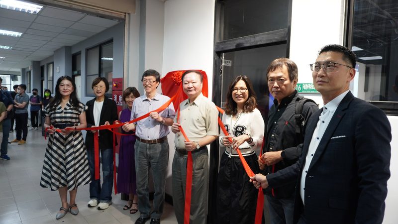 學生讚爆！高師大AI智慧教室啟用 開啟沉浸式學習體驗