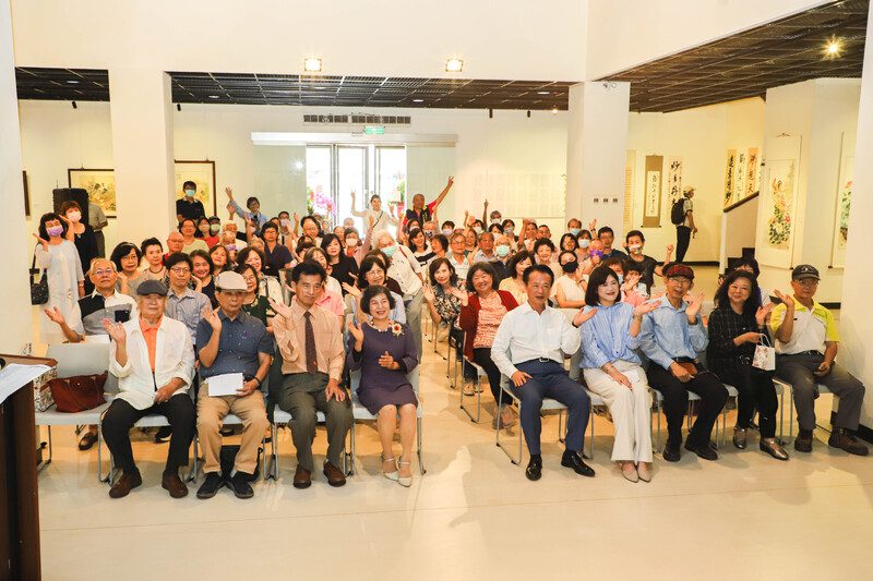 一日通勤8小時！退休教師林婉芬13年如一日創作不輟引感動