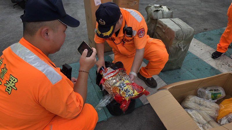 抓包了！陸製走私貨混入回台航班 海巡X光+警犬聯手查緝