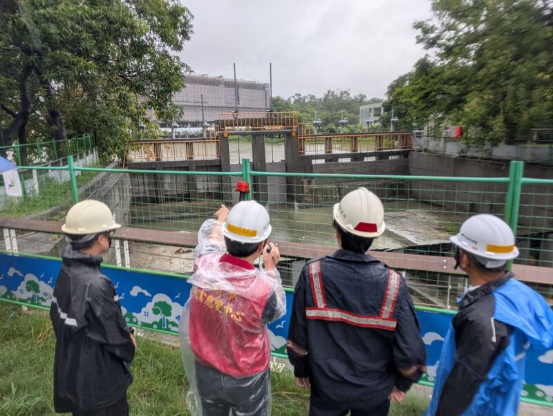強降雨襲高雄 陳其邁市長緊急視察排水設施 確保市區平安無虞