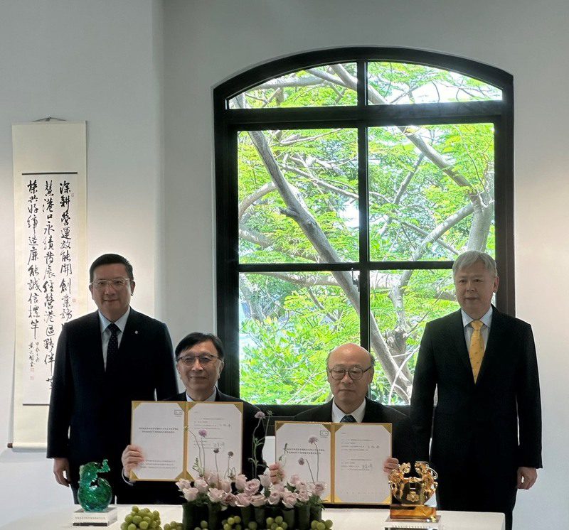 高雄港拚貨櫃量！港務公司與鴻明簽長約迎大型貨櫃船時代