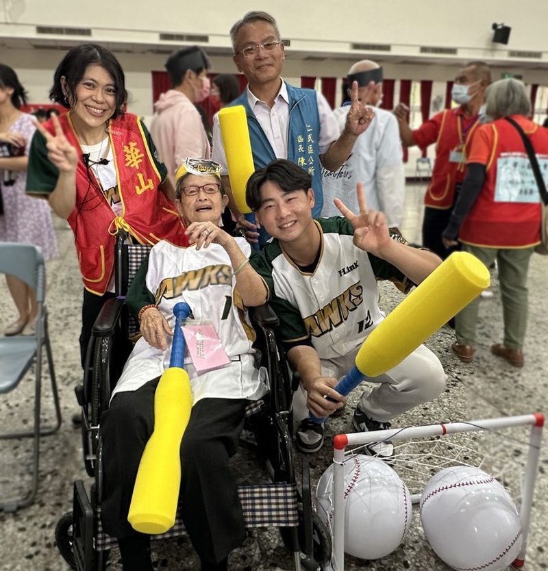 97歲奶奶圓夢開球！台鋼雄鷹陪伴孤老揮出人生第一球