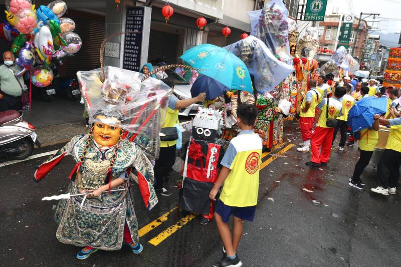 埔里瀛海城隍廟祈安遶境熱鬧展開　王瑞德副縣長點起馬炮祈福合境平安