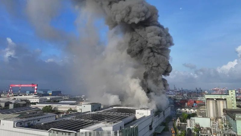 高雄三元能源鋰電池廠大火！ 15人送醫 空品警報啟動