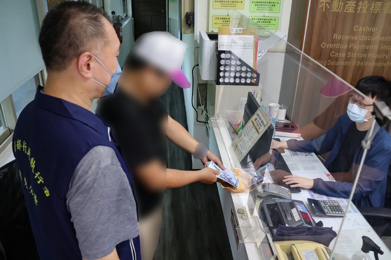 屏東分署強勢執法無照駕駛　一次清繳逾11萬元罰鍰展決心