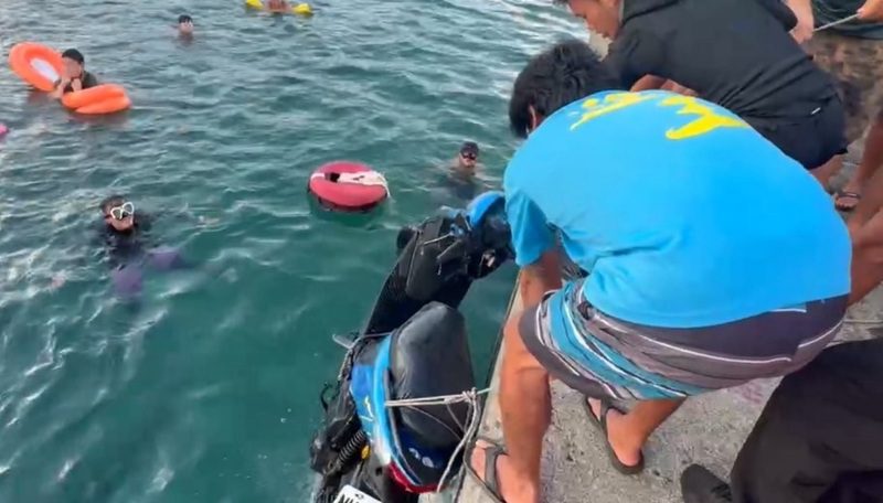 機車直墜綠島漁港 海巡隊5分鐘到場成功拖吊上岸