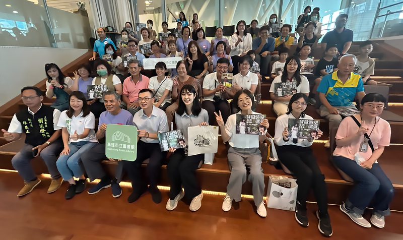 偏鄉童與模範父親獻書高市圖，展現回饋社會實踐力