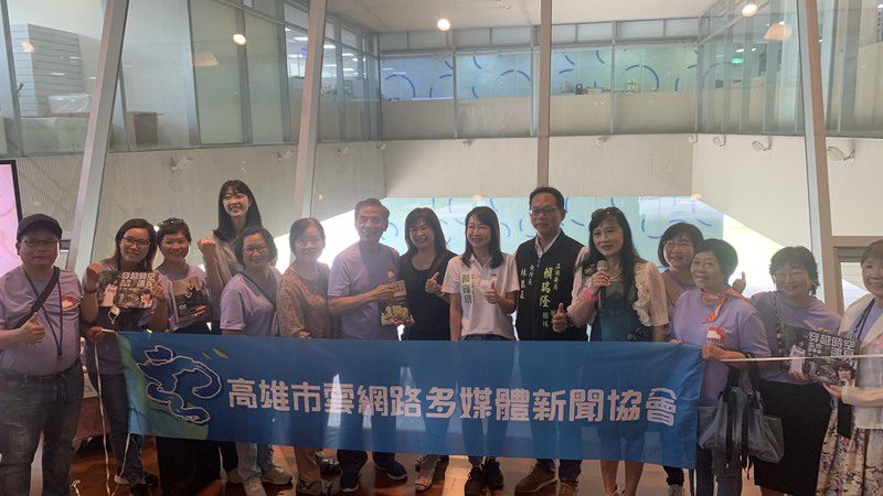 偏鄉童用AI寫下生命故事捐書高市圖 與模範父親共譜公益感動