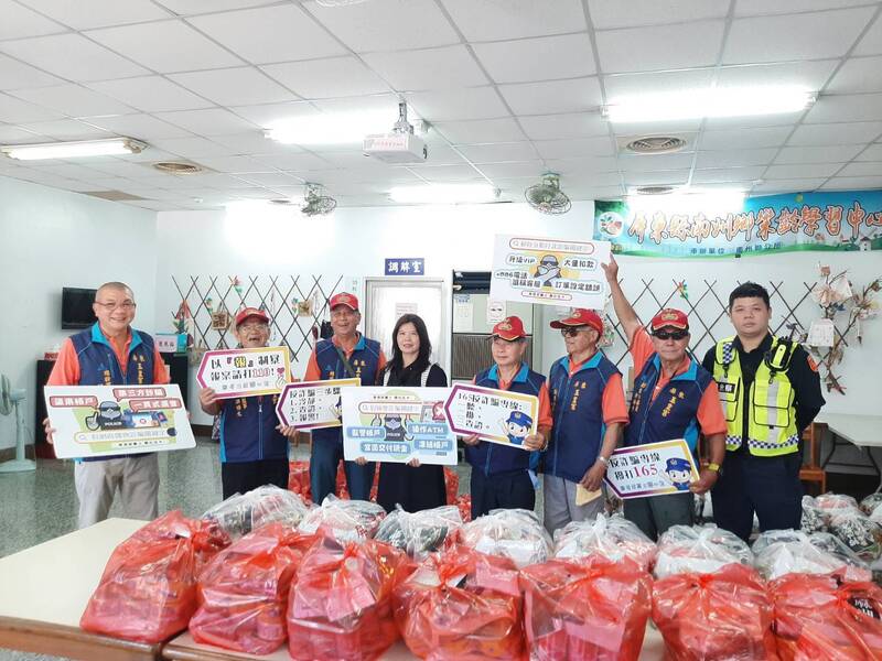 東港警攜手玉皇宮與南州鄉公所 發放物資結合反詐騙宣導