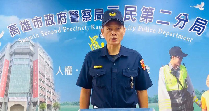 三民區民族一路攔查重機　違規車牌燈遭警方依法開單