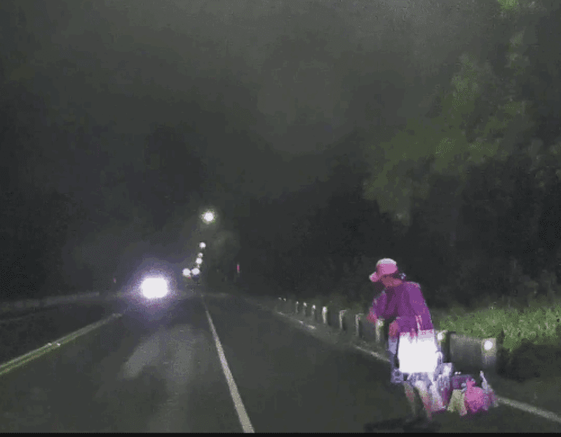 港灣新聞網 / 婦人夜間徒步縣道185甲 警方暖心載送至朝林宮休憩