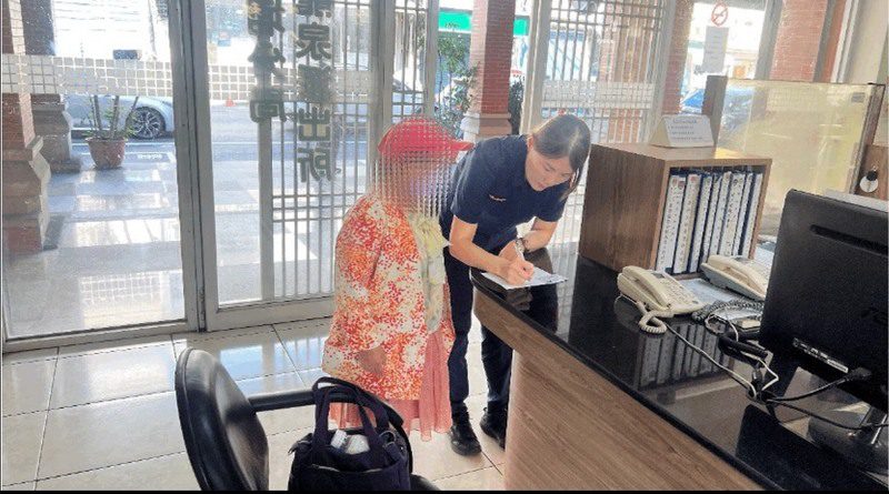 港灣新聞網 / 屏東內埔龍泉警暖心協助 老婦探親忘帶手機也能安心抵達