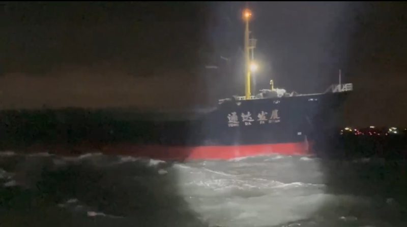 港灣新聞網 / 陸船颱風夜越界捕魚　海巡署金馬澎分署逆浪驅離10艘船舶