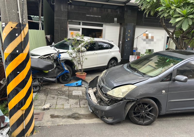 港灣新聞網 / 邊吃邊開釀禍？仁武男子疑操作不當撞車幸無人傷亡