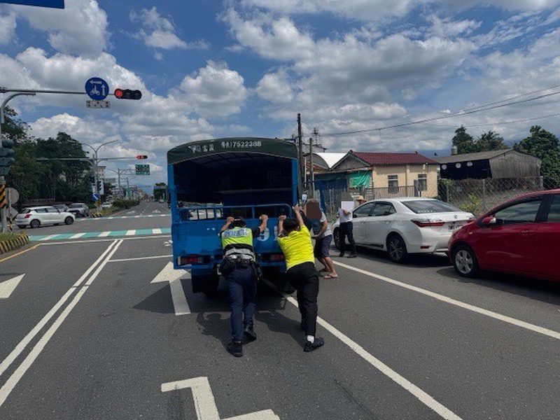 港灣新聞網 / 屏東內埔鄉車禍路面留油漬　員警主動清理獲民眾好評