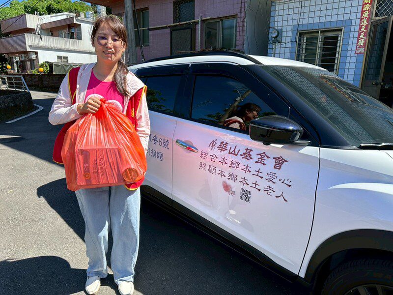 港灣新聞網 / 北海岸孤老靠「行動翅膀」 華山基金會新服務車正式上路