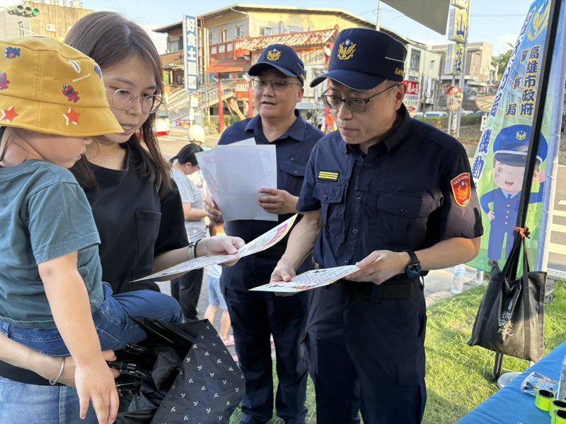 港灣新聞網 / 湖內分局教師節連假設攤 宣導「慢看停、停看聽」與反詐觀念
