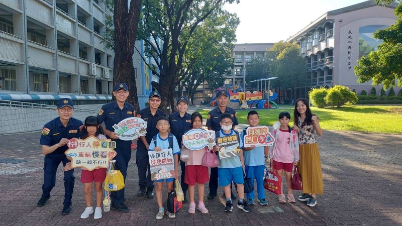 屏縣警開學日守護學童安全　家長學童足安心