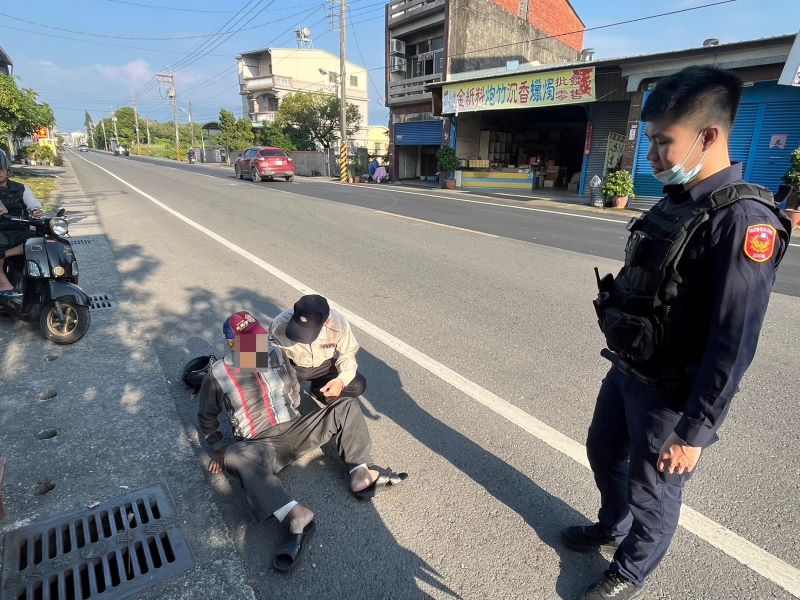 鹽埔鄉7旬翁騎車突暈眩昏厥　波麗士輕拍呼喚助其恢復意識