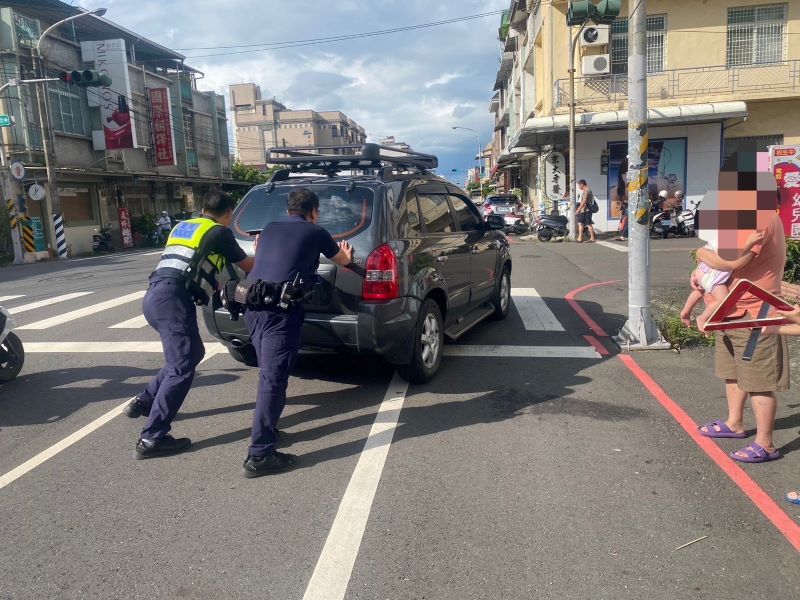 車輛拋錨驚慌失措　熱心屏市警及時解圍