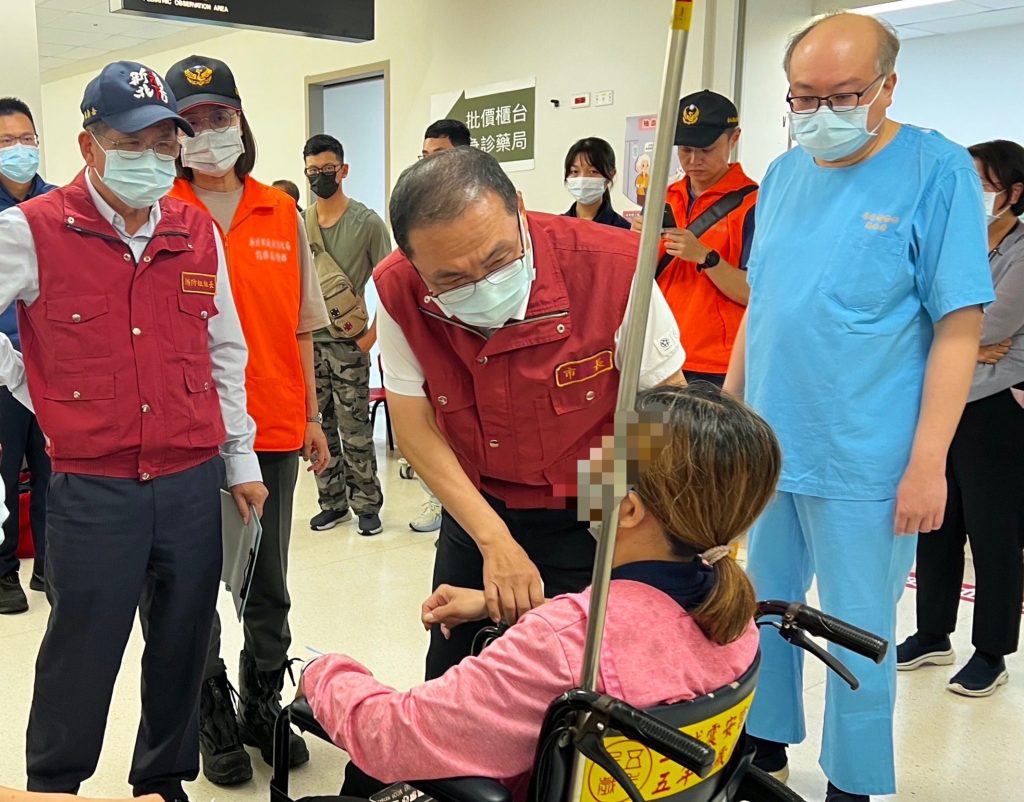 侯友宜今探視三峽車禍傷者及家屬　  望傷者早日康復　也將協同對肇事者求償