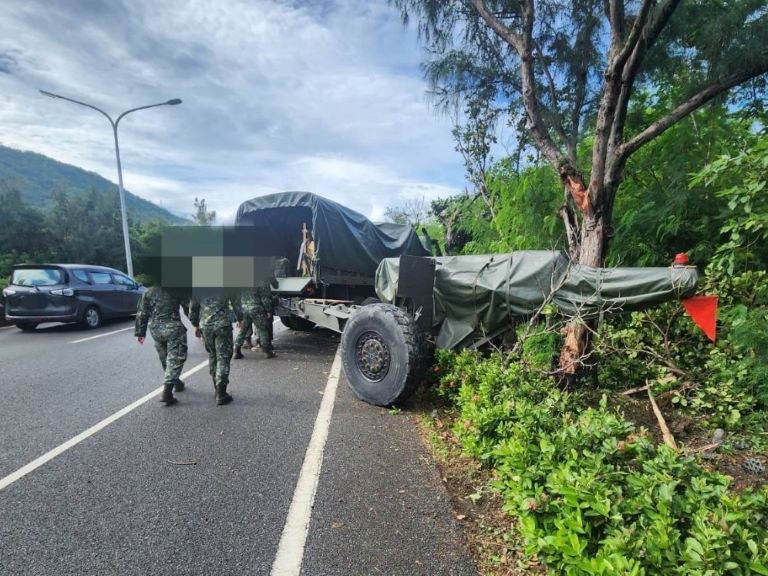 枋山鄉26線軍車拖曳一門火砲　不慎自撞路樹