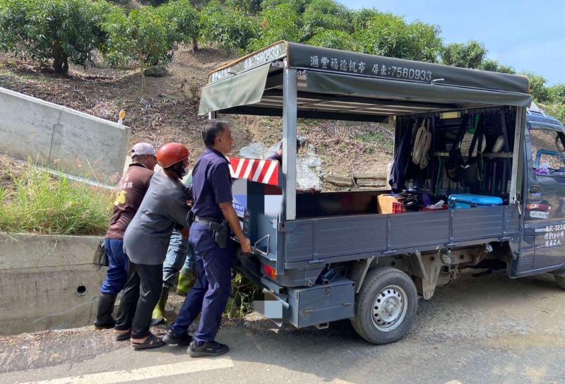 自小客車車輪卡溝　枋警協助救援順利脫困