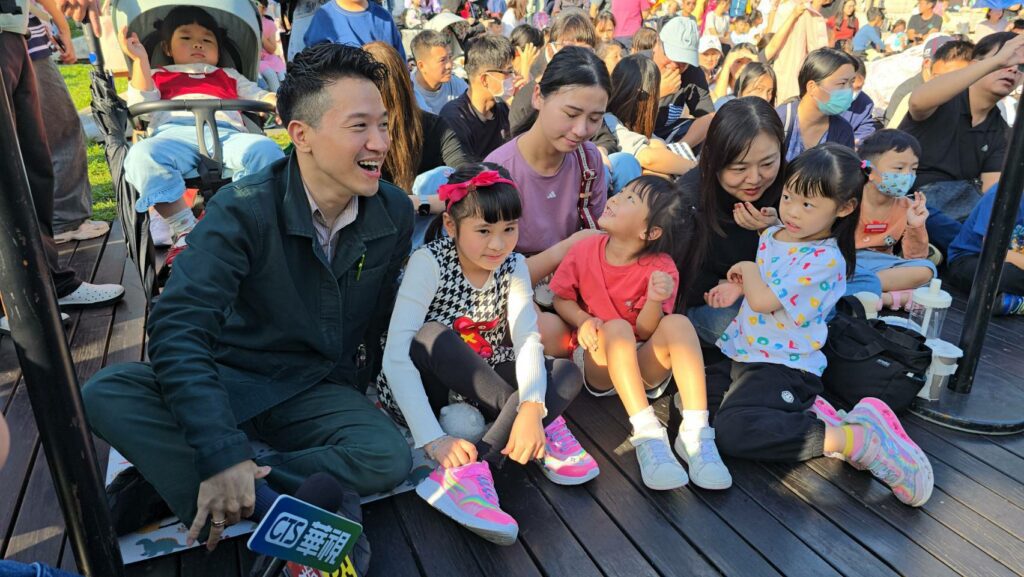 上千家庭擠爆「桃園HO幸福　親子派對」　何志偉：孩子不是父母一個人養　國家一起養
